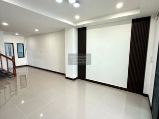 À vendre 2 chambres maison de ville à Krathum Baen, Samut Sakhon