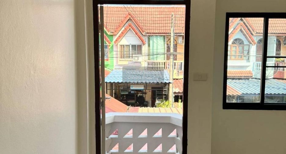 À vendre 2 chambres maison de ville à Krathum Baen, Samut Sakhon