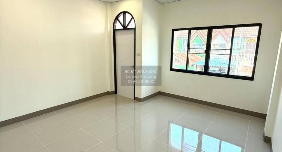 À vendre 2 chambres maison de ville à Krathum Baen, Samut Sakhon