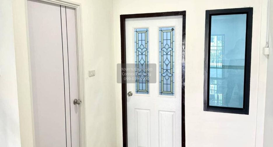 À vendre 2 chambres maison de ville à Krathum Baen, Samut Sakhon