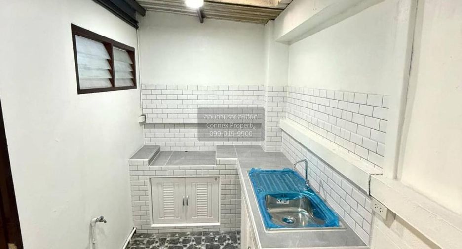 À vendre 2 chambres maison de ville à Krathum Baen, Samut Sakhon