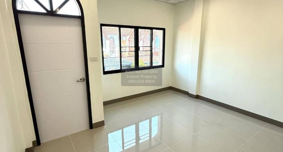 À vendre 2 chambres maison de ville à Krathum Baen, Samut Sakhon