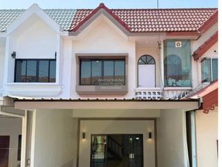 À vendre 2 chambres maison de ville à Krathum Baen, Samut Sakhon