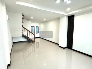 À vendre 2 chambres maison de ville à Krathum Baen, Samut Sakhon