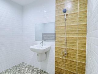 À vendre 5 chambres maison de ville à Krathum Baen, Samut Sakhon