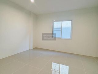 À vendre 5 chambres maison de ville à Krathum Baen, Samut Sakhon