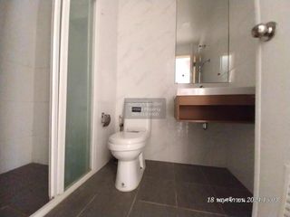 出售 2 卧室 公寓 在 Wang Thong Lang, 曼谷