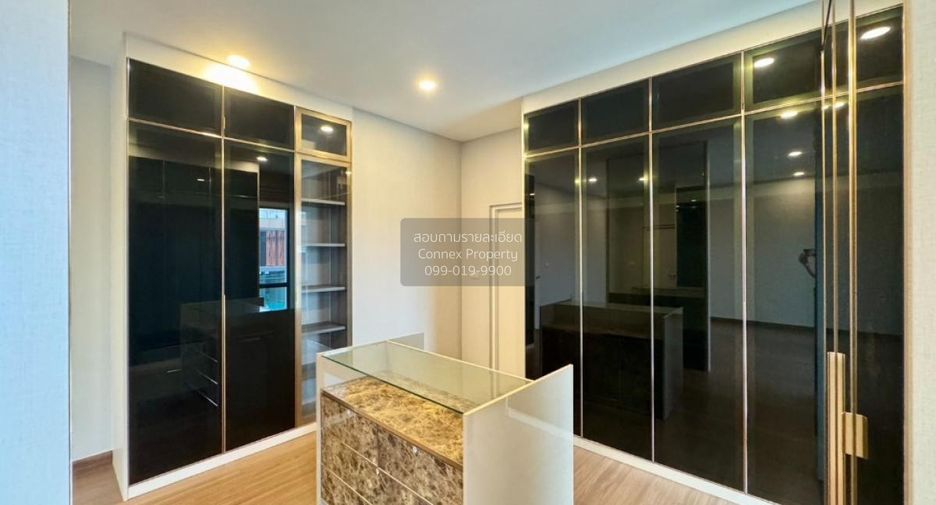 For sale 5 bedrooms house in Mueang Nonthaburi, Nonthaburi