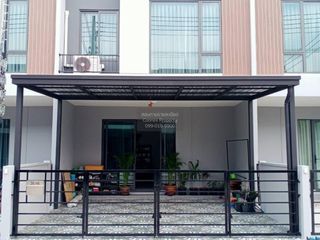 À vendre 3 chambres maison de ville à Krathum Baen, Samut Sakhon