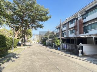 Casa adosada en venta de 3 habitaciones en Wang Thonglang, Bangkok
