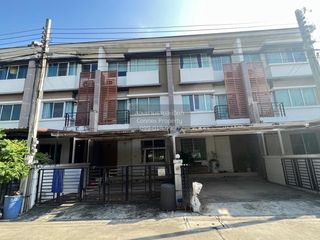 Casa adosada en venta de 3 habitaciones en Wang Thonglang, Bangkok