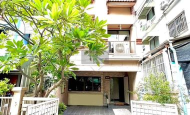 Casa adosada en venta de 3 habitaciones en Wang Thonglang, Bangkok