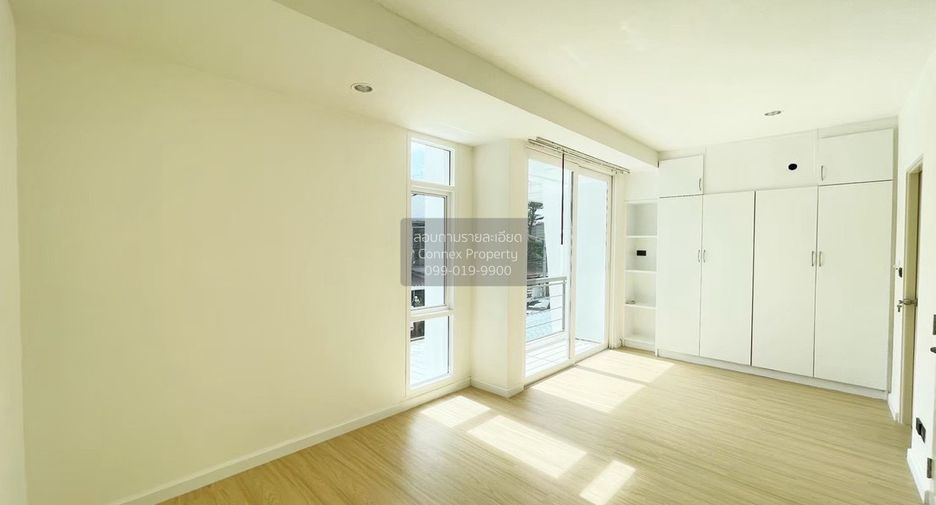 For rent 3 bedrooms townhouse in Mueang Pathum Thani, Pathum Thani