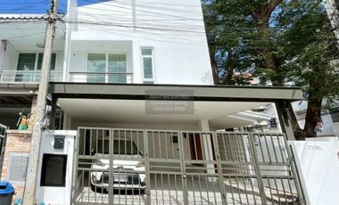 For rent 3 bedrooms townhouse in Mueang Pathum Thani, Pathum Thani