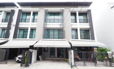 For rent 3 bedrooms townhouse in Bang Kapi, Bangkok