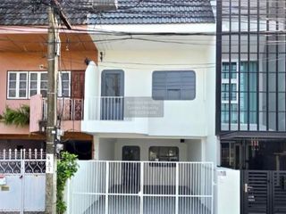For rent 3 bedrooms townhouse in Lat Phrao, Bangkok
