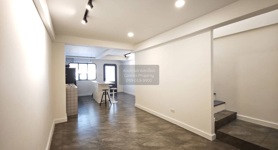 For rent 3 bedrooms townhouse in Lat Phrao, Bangkok