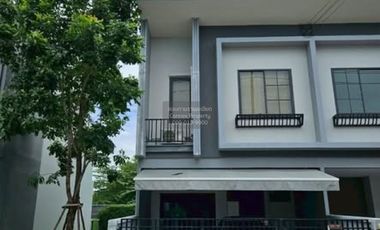 Casa adosada en alquiler de 3 habitaciones en Bang Phli, Samut Prakan
