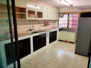 Haus zur Miete mit 3 Zimmer in Phra Khanong, Bangkok