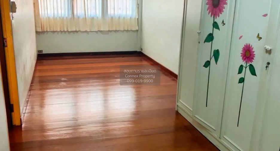 Haus zur Miete mit 3 Zimmer in Phra Khanong, Bangkok
