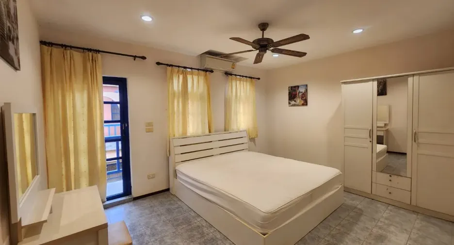 For rent 2 bedrooms townhouse in Bang Lamung, Chonburi