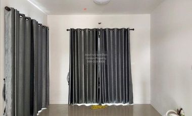 À vendre 4 chambres maison de ville à Sai Noi, Nonthaburi