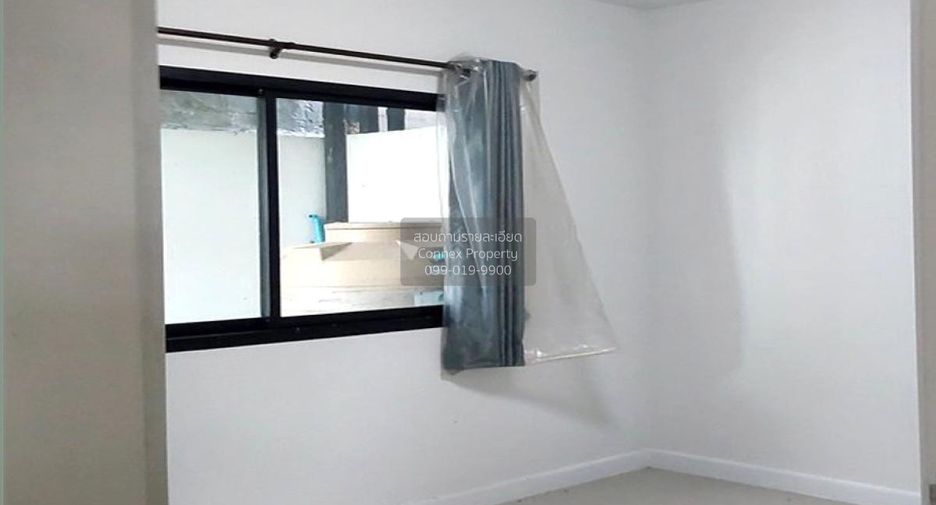 À vendre 4 chambres maison de ville à Sai Noi, Nonthaburi