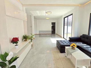 Haus zum Kauf mit 4 Zimmer in Khlong Sam Wa, Bangkok