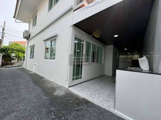 Haus zum Kauf mit 4 Zimmer in Thung Khru, Bangkok