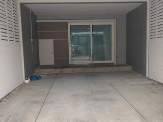 À vendre 3 chambres maison de ville à Krathum Baen, Samut Sakhon
