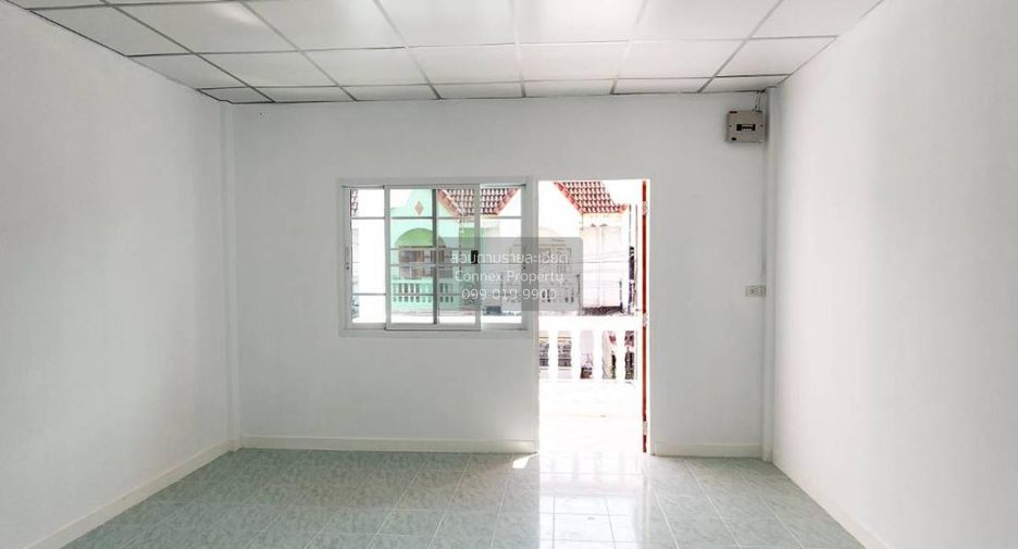 À vendre 2 chambres maison de ville à Krathum Baen, Samut Sakhon