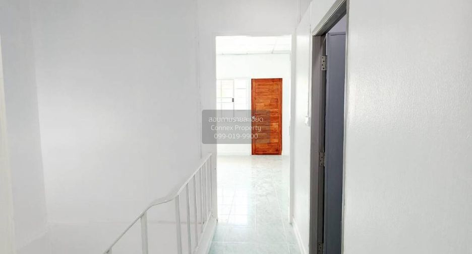 À vendre 2 chambres maison de ville à Krathum Baen, Samut Sakhon