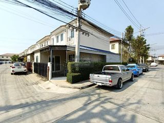 À vendre 4 chambres maison de ville à Krathum Baen, Samut Sakhon
