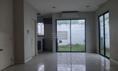 For sale 3 bedrooms townhouse in Bang Kapi, Bangkok