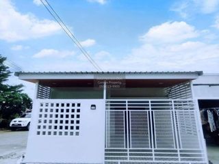 À vendre 2 chambres maison de ville à Ban Phaeo, Samut Sakhon