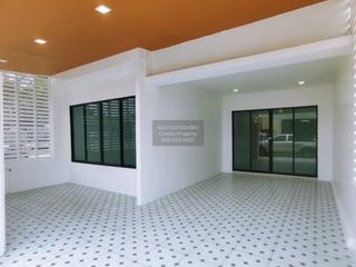 À vendre 2 chambres maison de ville à Ban Phaeo, Samut Sakhon