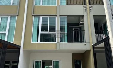 À vendre 3 chambres maison de ville à Bang Phli, Samut Prakan