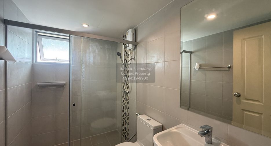 À louer 2 chambres condo à Huai Khwang, Bangkok