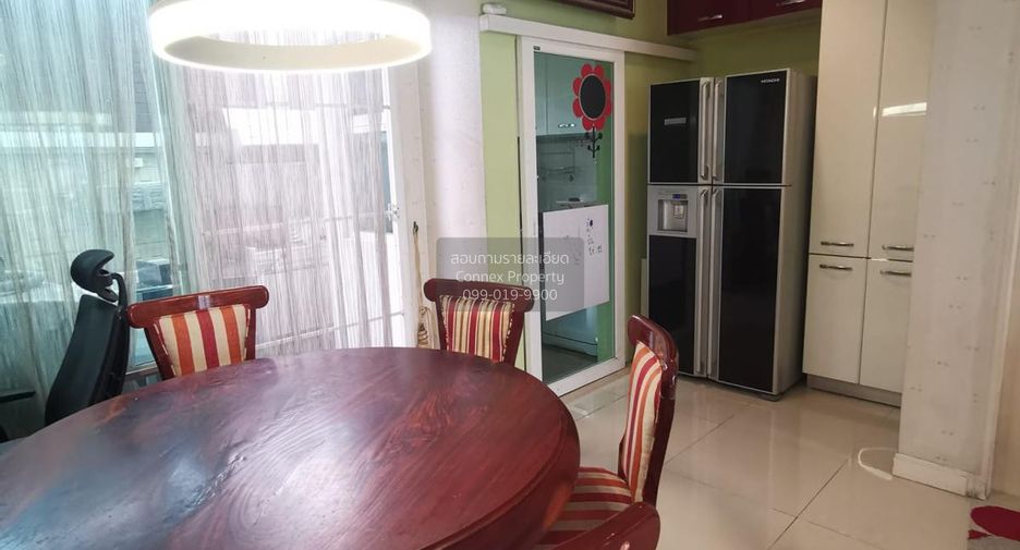 For rent 3 bedrooms townhouse in Yan Nawa, Bangkok