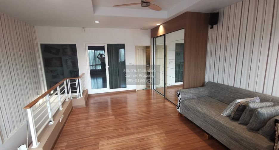 For rent 3 bedrooms townhouse in Yan Nawa, Bangkok