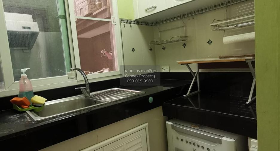 For rent 3 bedrooms townhouse in Yan Nawa, Bangkok