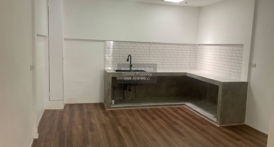 For rent 2 bedrooms townhouse in Phra Khanong, Bangkok