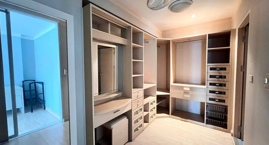 For sale 2 bedrooms condo in Phaya Thai, Bangkok