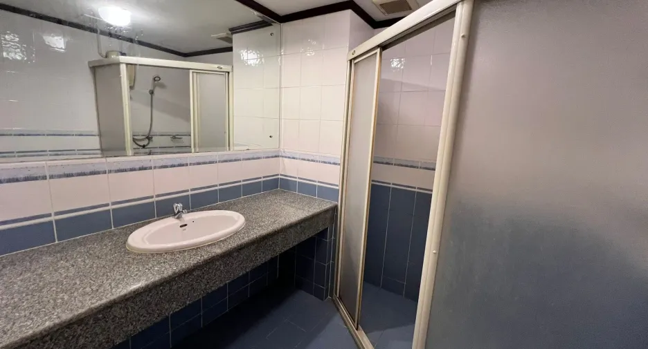 For sale 2 bedrooms condo in Phaya Thai, Bangkok