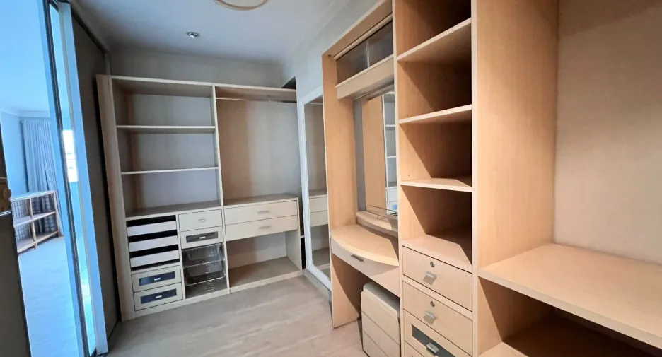 For sale 2 bedrooms condo in Phaya Thai, Bangkok