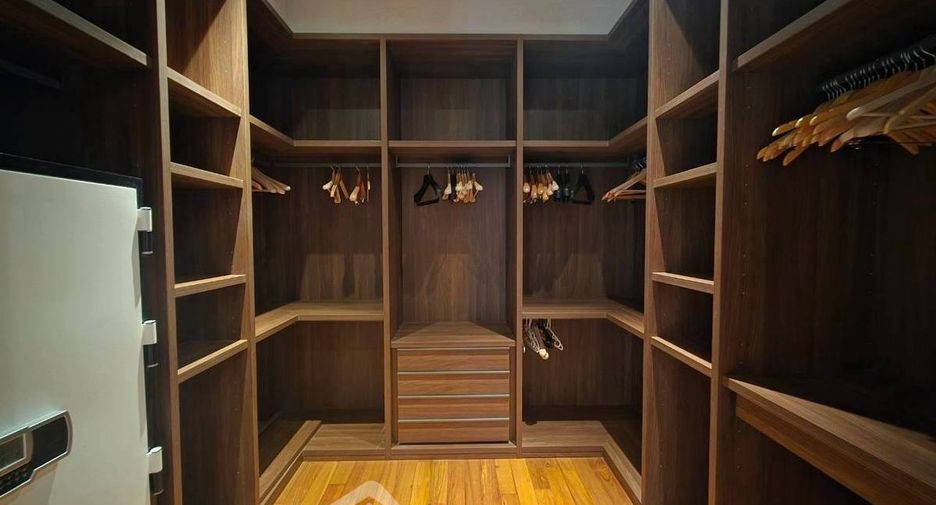 For rent 3 bedrooms condo in Khlong San, Bangkok