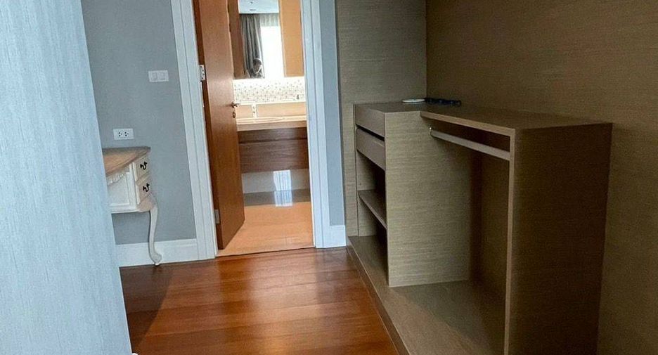 For sale 3 bedrooms condo in Khlong Toei, Bangkok