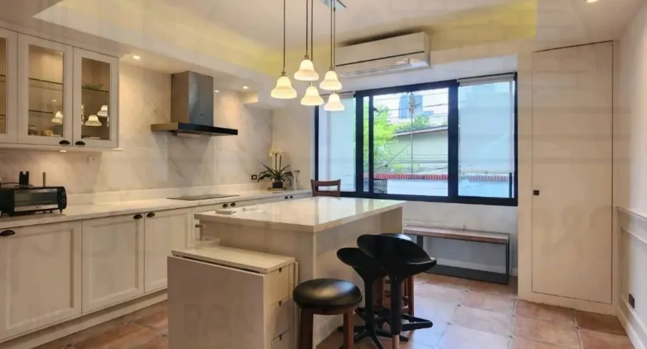 For rent 3 bedrooms townhouse in Watthana, Bangkok