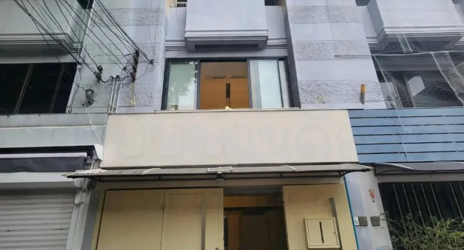 For rent 3 bedrooms townhouse in Watthana, Bangkok