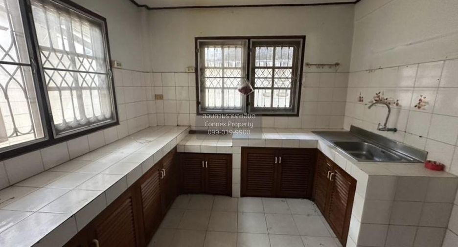 Haus zur Miete mit 3 Zimmer in Phra Khanong, Bangkok